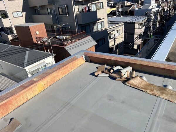 川崎市にて屋上防水〈塩ビシート防水のメンテナンス工事〉の施工前写真